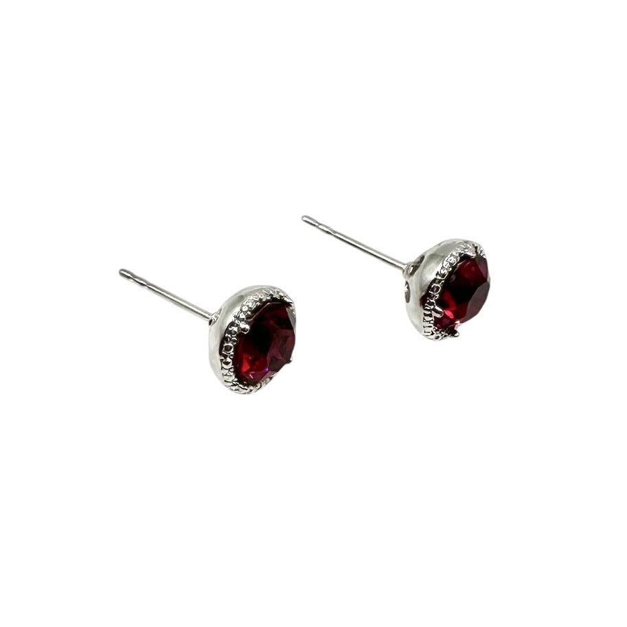 Wasserdichte Milgrain-Crown-Ohrstecker mit Rubin-Zirkonia, silberfarben