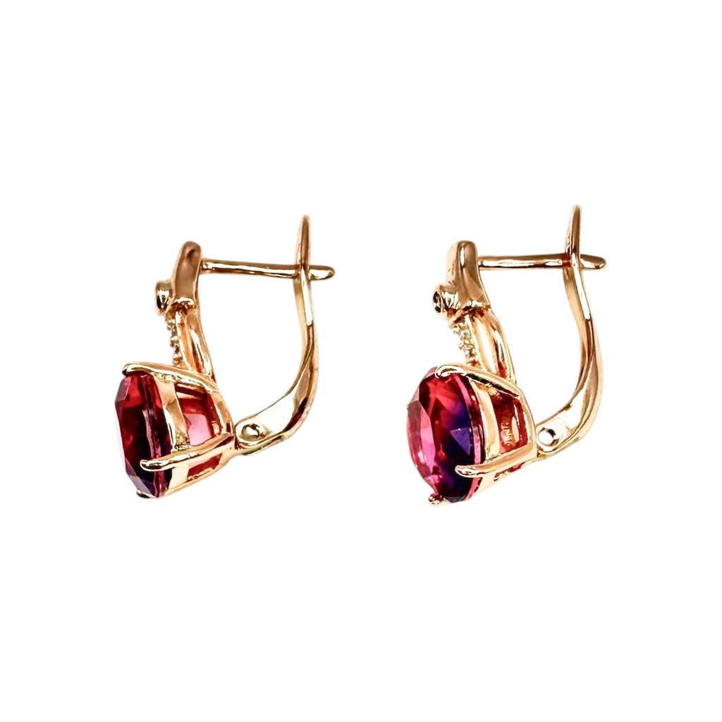Wasserdichte Ohrringe mit Rubin-Zirkonia 8mm und Pavé-Bügel, roségoldfarben